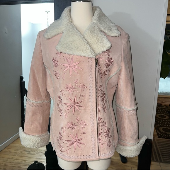Bisou Bisou Jackets & Blazers - Bisou Bisou Pink Suede Floral Embroidered Teddy Jacket – Size L